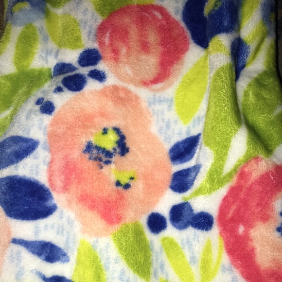NWT floral soft plush throw by Macys - Picture 4 of 5